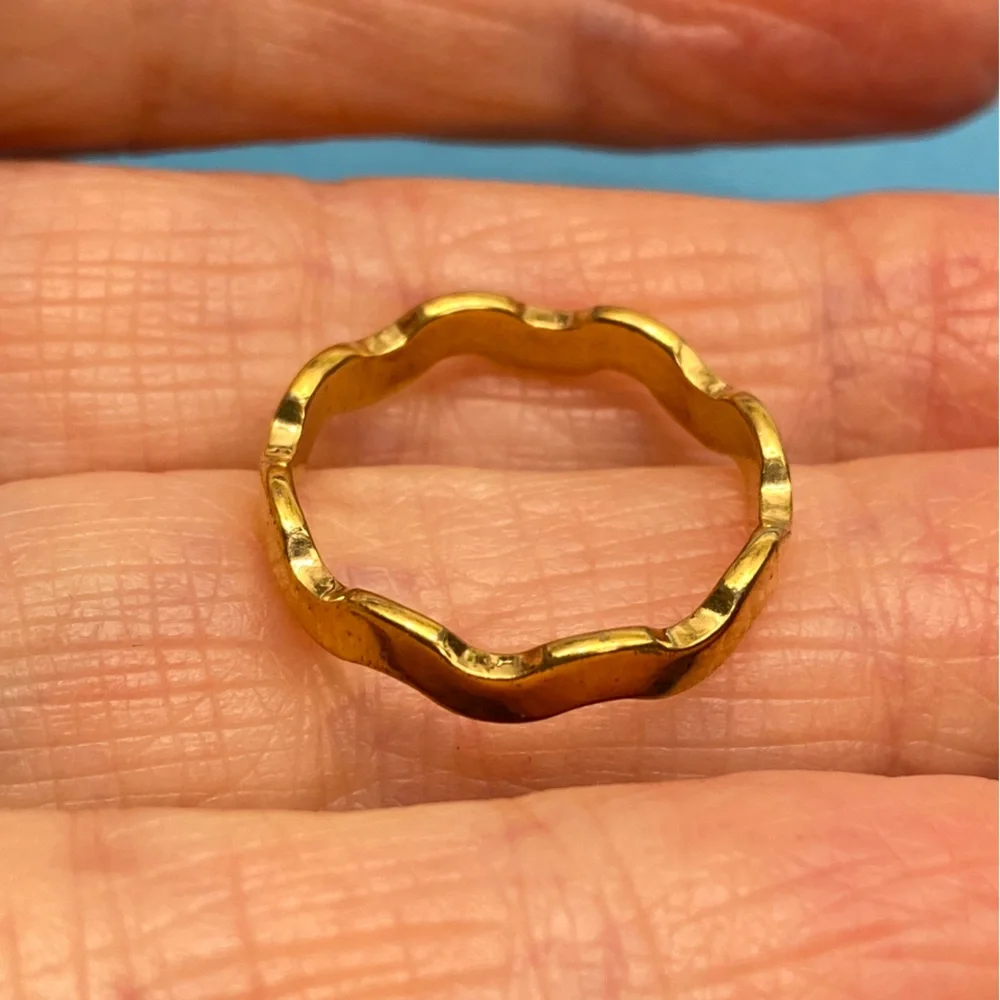 AVON Goldtone Wavy Ring Size 7 Vintage